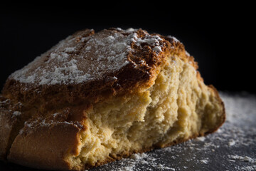 Pan artesanal de maíz abierto sobre fondo negro 
