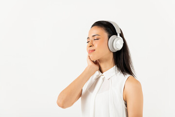 音楽を聴くハーフ女性