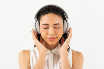 音楽を聴くハーフ女性