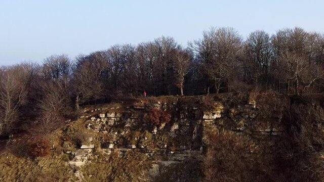 Rocas y cenyenarias hayas desnudas a&uacute;n por el invierno