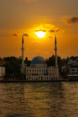 Fototapeta premium Beylerbeyi Mosque at sunset. Evening view of Hamid-i Evvel Mosque, from the Bosporus in Istanbul, Turkey.