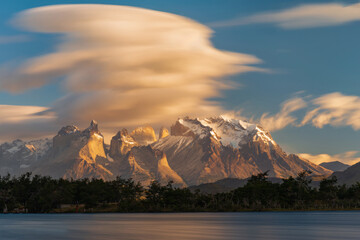 Rio Serrano no Parque Nacional Porres del Paine no Chile. Um dos locais mais procurados por fotógrafos de paisagem. 