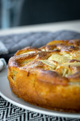 Gros plan sur un clafoutis aux poires bien dorée sortant du four