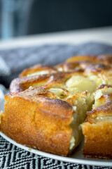 Gros plan sur un clafoutis aux poires bien dorée sortant du four