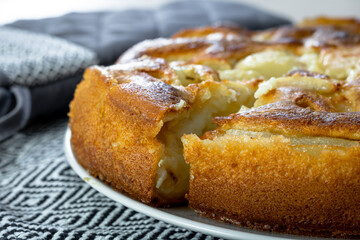 Gros plan sur un clafoutis aux poires bien dorée sortant du four