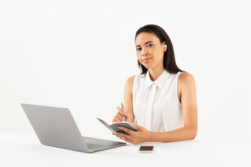 手帳にスケジュールを書き込むハーフ女性