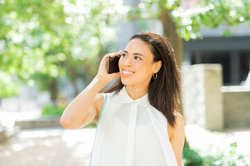街で電話をするハーフ女性