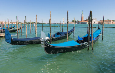 Fototapeta na wymiar gondoles à Venise près de la Place Saint-Marc en été