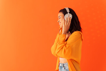 音楽を聴くハーフ女性