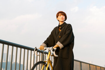 海辺を散歩する女性