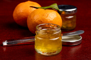  restaurant table gourmet jar of orange marmalade with oranges in the background
