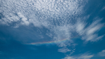 nubes atomizadas y formación de un pequeño arco iris