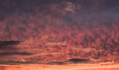 Cielo muy colorido al atardecer