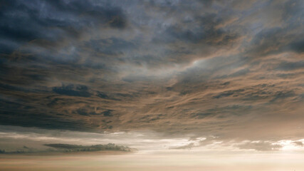 Fototapeta premium Cielo muy tormentoso con nubes de diferentes colores