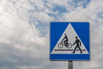 Znak drogowy przejście dla pieszych i rowerów