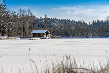 Winterwanderung an den Osterseen nähe Iffeldorf - zugefrorener Staltacher See mit Bootshaus