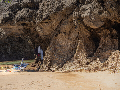 Hamacas y ropa colgada en las rocas rugosas de la playa de Entremares y Buelna en Asturias, Espa&ntilde;a, verano 2020.