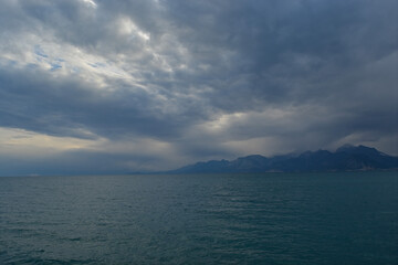 Obraz premium sea and mountains with foggy weather