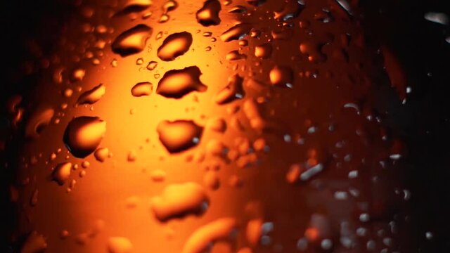 gotas de agua macro en botella  de cerveza de vidrio en c&aacute;mara lenta