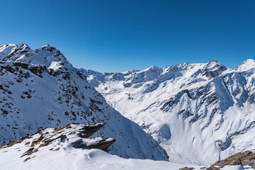 Schneebedeckte Berge im Sellraintal