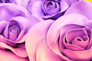 Fondi de rosas artificiales de color lila y rosa