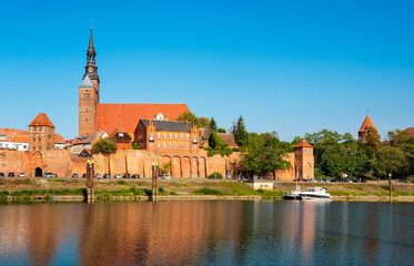 Die Altstadt von Tangermünde an der Elbe mit Stadtmauer, Elbtor und Kirche St. Stephan © AVTG