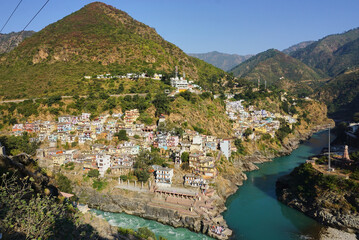 Obraz premium A view of the small town of Rudraprayag in Uttarkhand, India, with the Himalayas and the two rivers joining giving its name