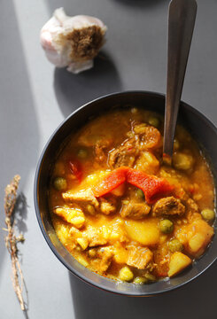 Estofado con carne y las verduras. Comida casera