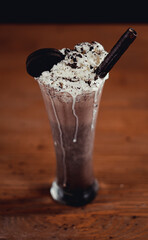 batido de chocolate blanco y negro con virutas y barquillo 