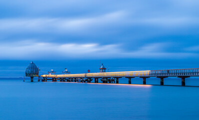 Die Seebrücke mit Tauchergondel in Grömitz zur blauen Stunde