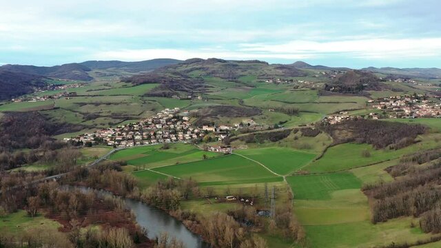 survol du val d'Allier pr&egrave;s d'Issoire dans le Puy-de-D&ocirc;me