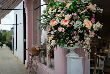 Fototapeta na wymiar flower in front of pink house