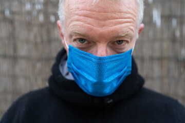 portrait d'un homme de cinquante ans avec un masque bleu