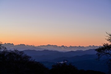 Fototapeta premium 夕焼けに染まる山並みのブルーモーメント情景＠北海道