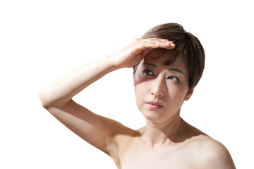 強い日差しを避ける中年の日本人女性