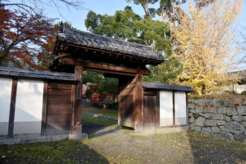 秋の三井寺　護法社表門　滋賀県大津市