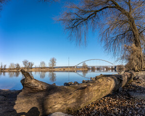 Schiff an der Donau in Straubing - Im Hintergrund die Brücke an der B20 - Bundesstraße