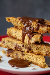 Chocolate chip cookies with fudge drip / Galletas de chispas de chocolate con fudge