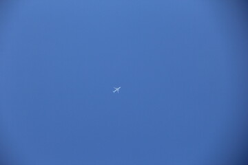 雲一つない青空を飛ぶ飛行機