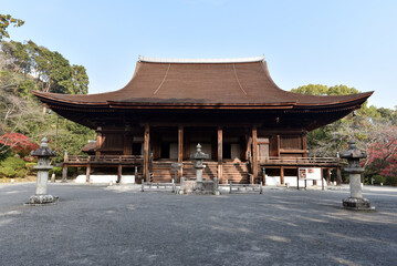 秋の三井寺　金堂　滋賀県大津市