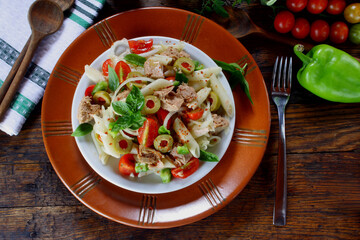 Tuna salad with pasta, olives and tomato
