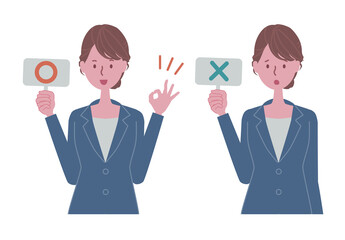 正解・不正解の看板を持つ、スーツの女性イラストセット