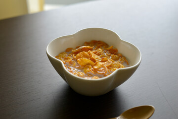 皿に入ったコーンフレーク