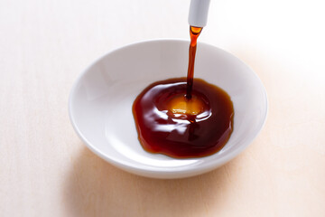 小皿に醤油を注ぐ
