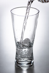 グラスに水を注ぐ