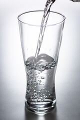 グラスに水を注ぐ
