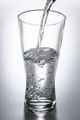 グラスに水を注ぐ