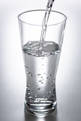 グラスに水を注ぐ