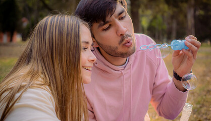 Obraz premium Man blowing bubbles with his girlfriend