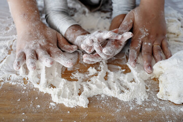 一緒にお菓子を作る親子の手